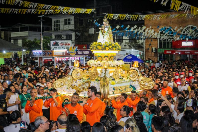 Procissão de Nossa Senhora do Carmo arrasta multidão pelas ruas de Parintins