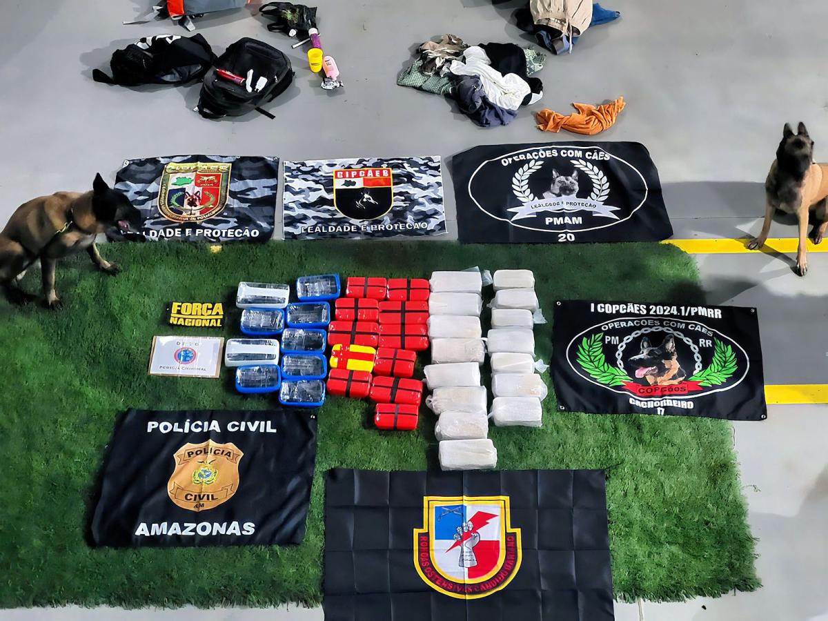 Cadela policial encontra 40 quilos de drogas em bagagens