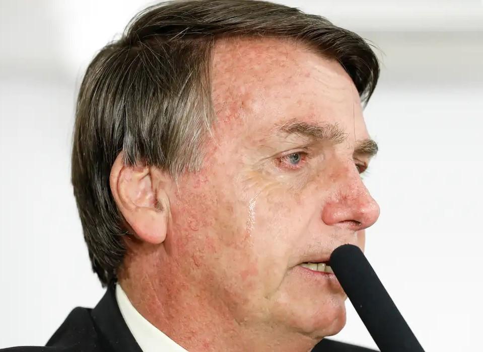 PF cumpre mandados na casa de Jair Bolsonaro, que usará tornozeleira