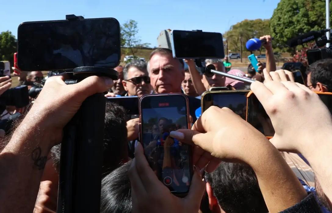 'Suprema humilhação', diz Bolsonaro sobre tornozeleira eletrônica