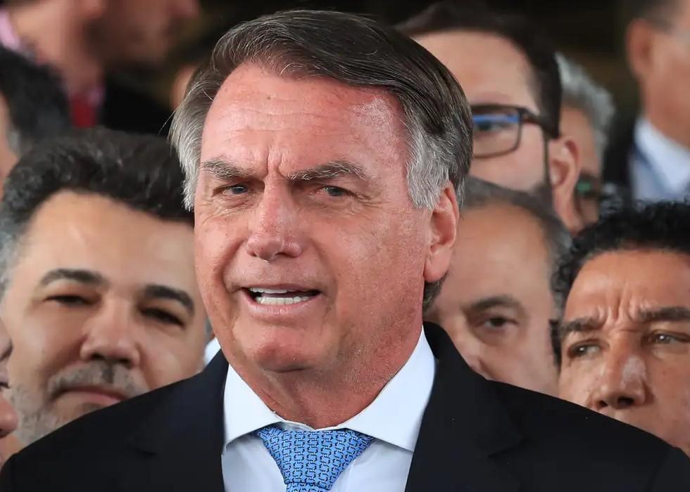Moraes dá 24 horas para Bolsonaro explicar uso de redes sociais