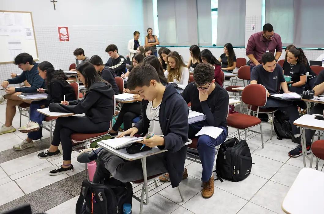 Fies 2025: estudantes devem complementar cadastro até sexta