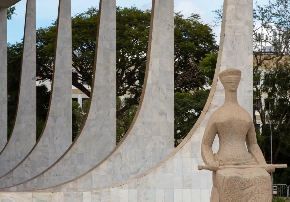 Juristas pedem ao STF responsabilização civil de Eduardo Bolsonaro