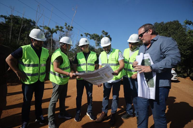 Governador Wilson Lima vistoria obras de pavimentação nos ramais da Cooperativa e do Pau Rosa, na zona rural de Manaus