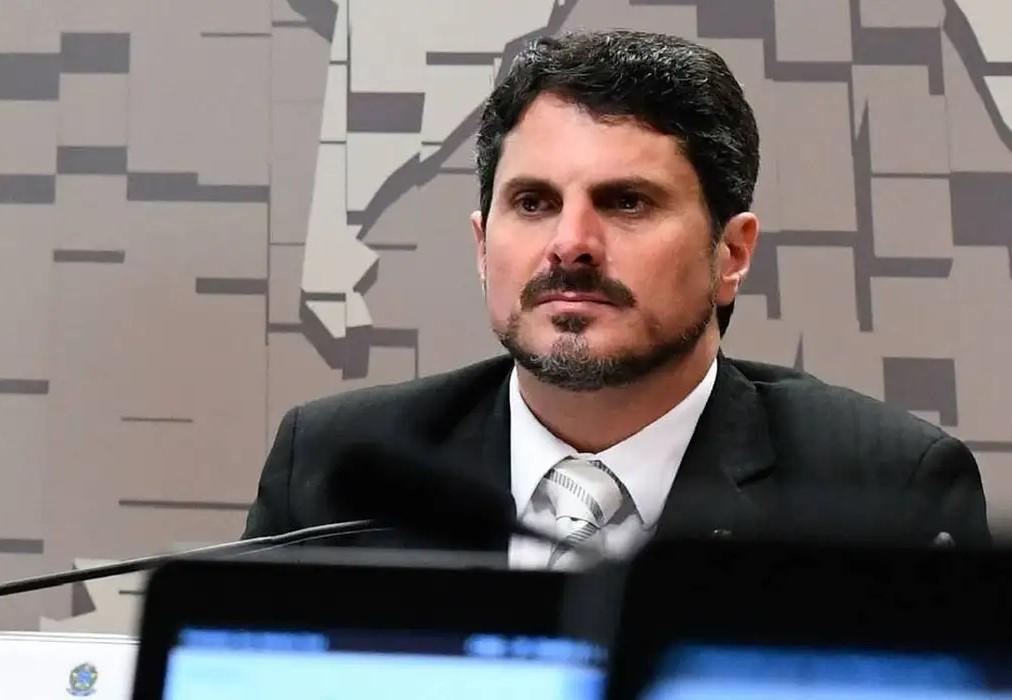 Senador Marcos do Val é levado para colocar tornozeleira eletrônica
