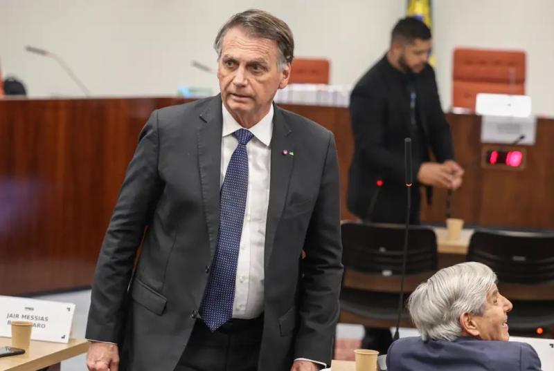 Moraes decreta prisão domiciliar de Bolsonaro