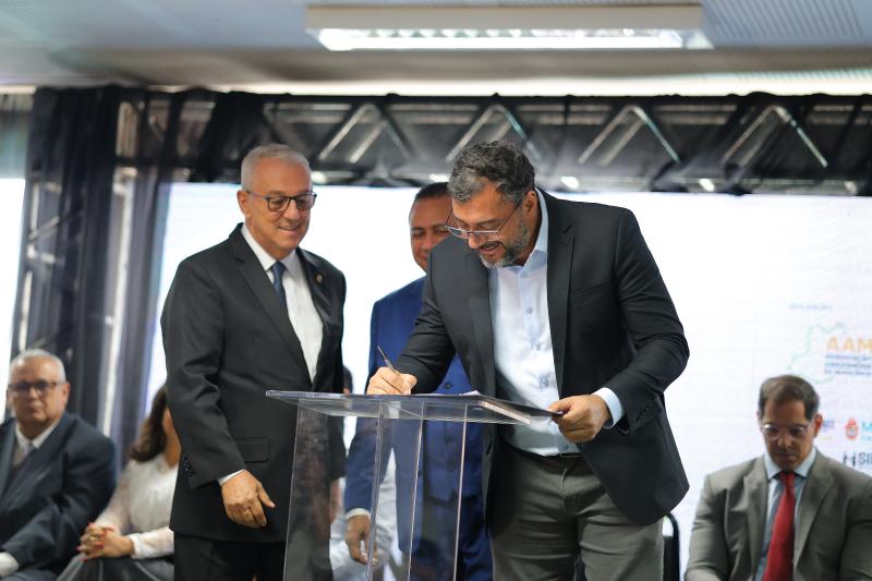 Wilson Lima destaca avanços no saneamento e instala nova estrutura que vai apoiar municípios do interior