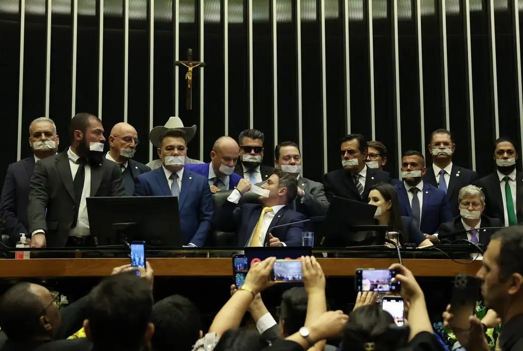Oposição ocupa plenários por anistia a 8/1 e impeachment de Moraes