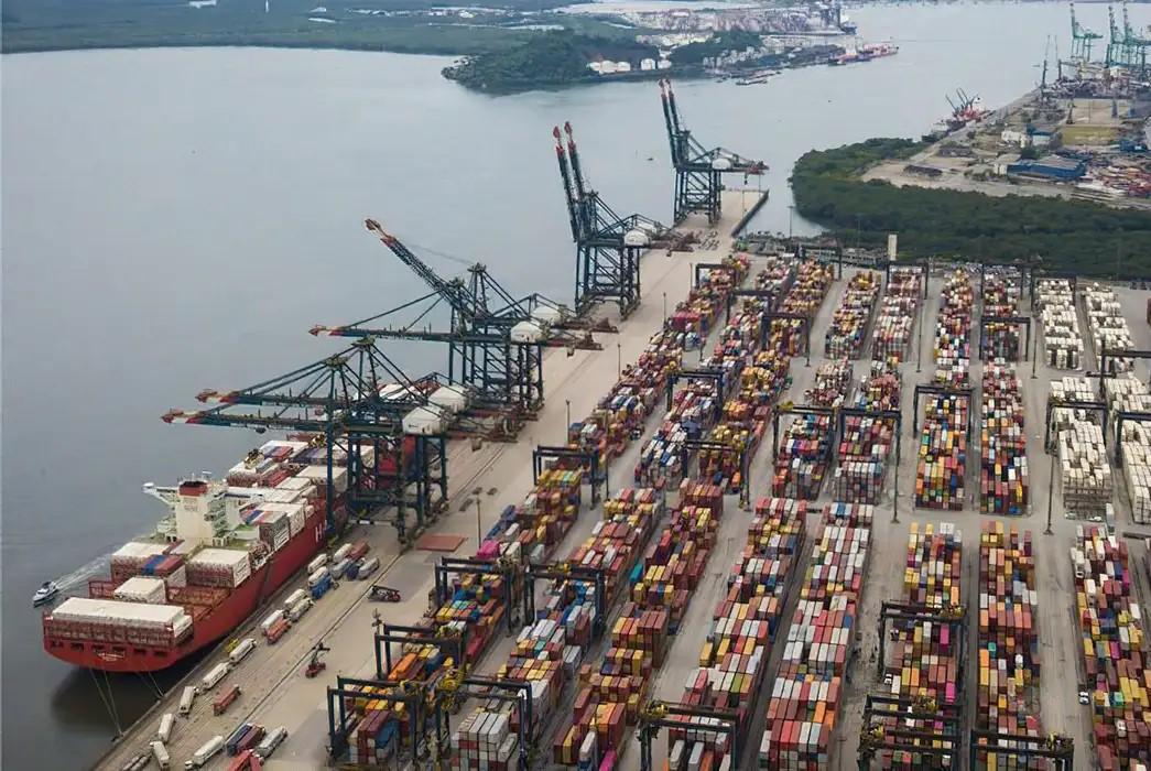 Tarifaço sobre parte de exportações brasileiras entra em vigor hoje