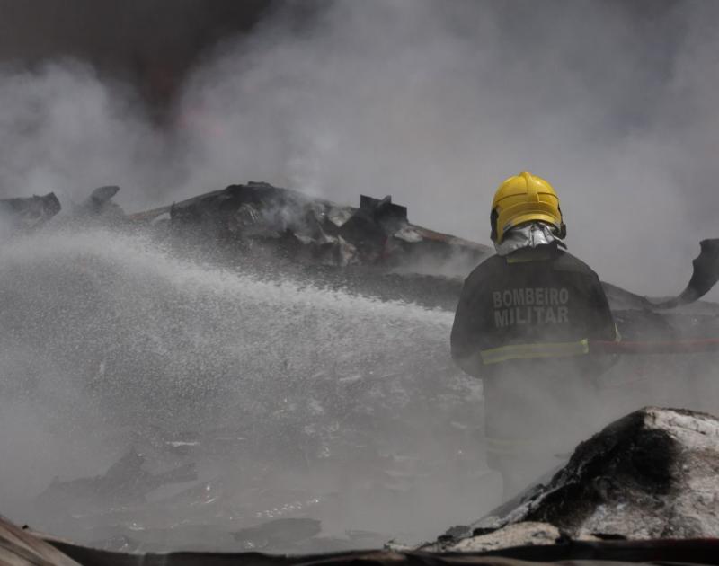 Governo do Amazonas monta força-tarefa para combater incêndio de grandes proporções em Manaus
