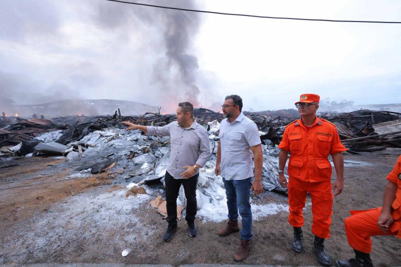 Wilson Lima acompanha trabalho do Corpo de Bombeiros no combate a incêndio em fábricas de Manaus