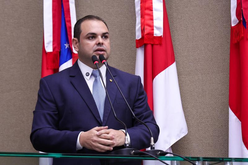Roberto Cidade propõe política estadual para reduzir uso de plásticos nas escolas do Amazonas