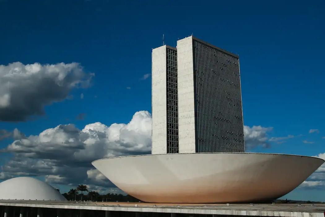 Câmara pauta projeto que regula redes sociais para crianças