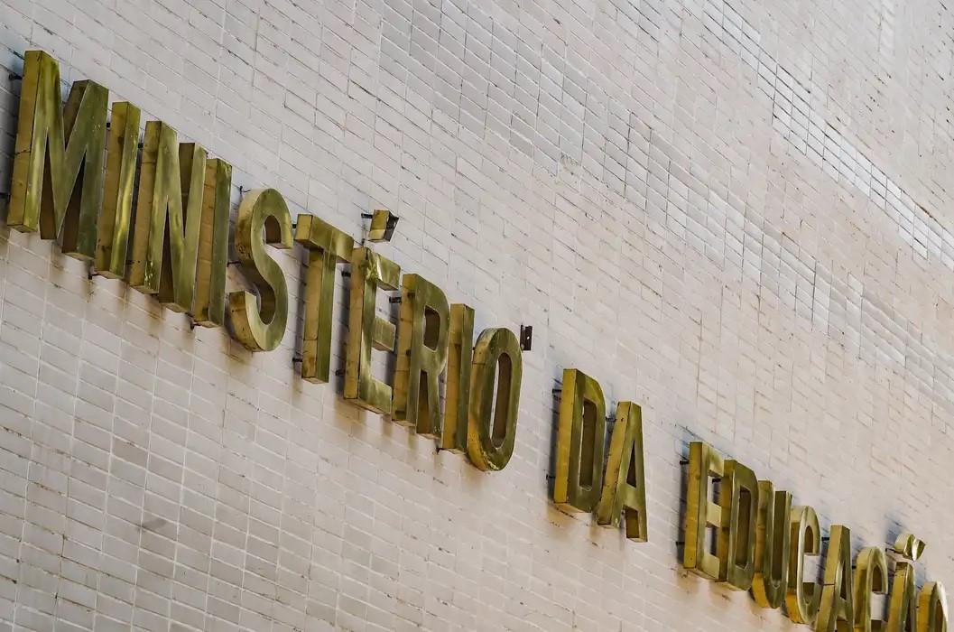 MEC lança curso de 180 horas para professores do ensino médio público