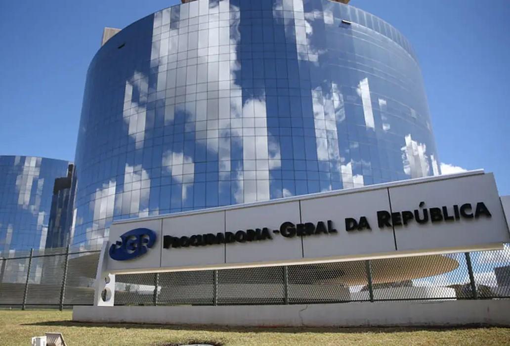 Moraes dá 48 horas para PGR opinar sobre explicações de Bolsonaro