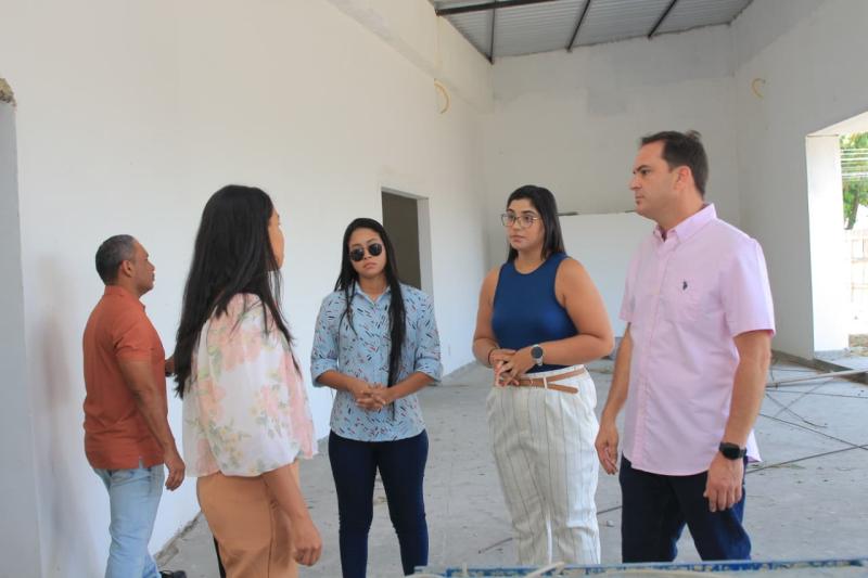 Prefeito Mateus Assayag vistoria obra da Casa da Cultura e anuncia conclusão nos próximos meses