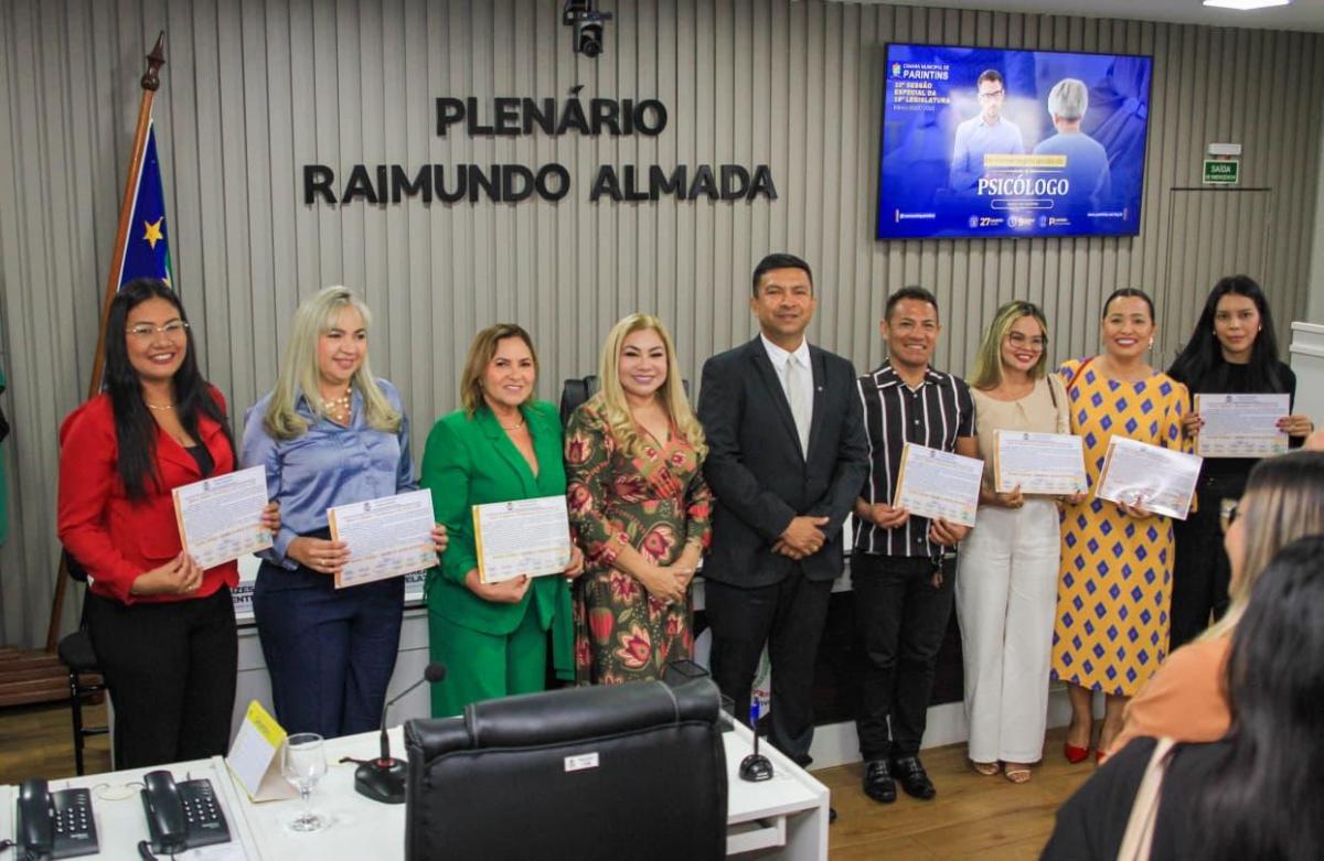 Psicólogos da Prefeitura recebem homenagem na Câmara Psicólogos da Prefeitura recebem homenagem na Câmara