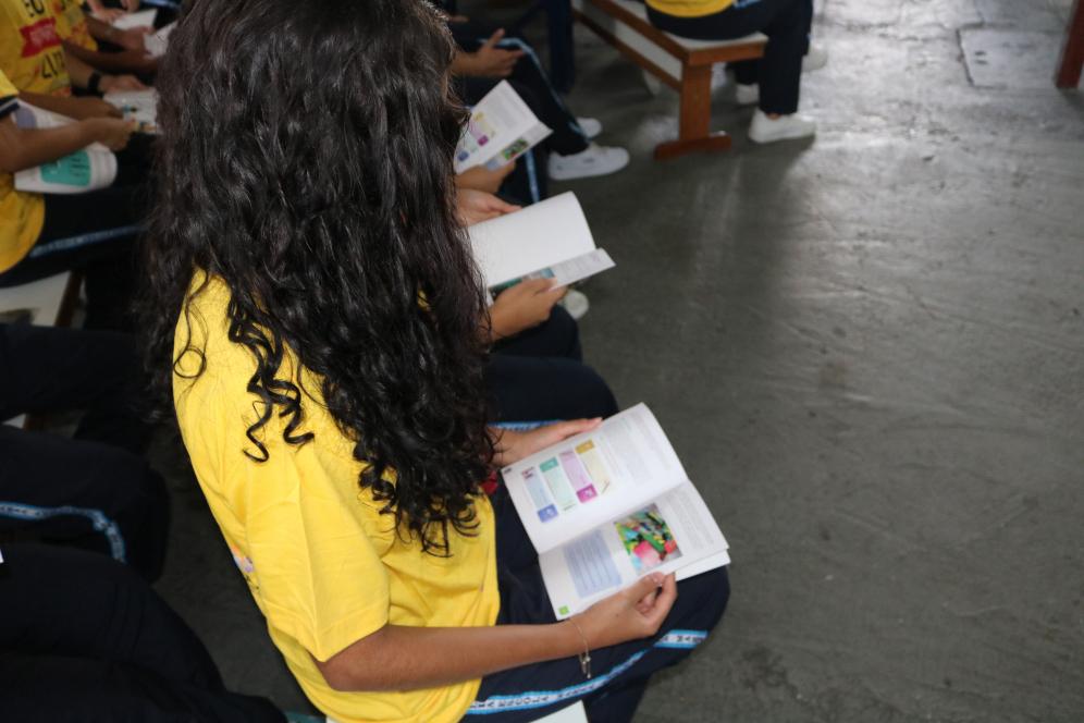 Estudantes participam de roda de conversa sobre os riscos do cigarro eletrônico