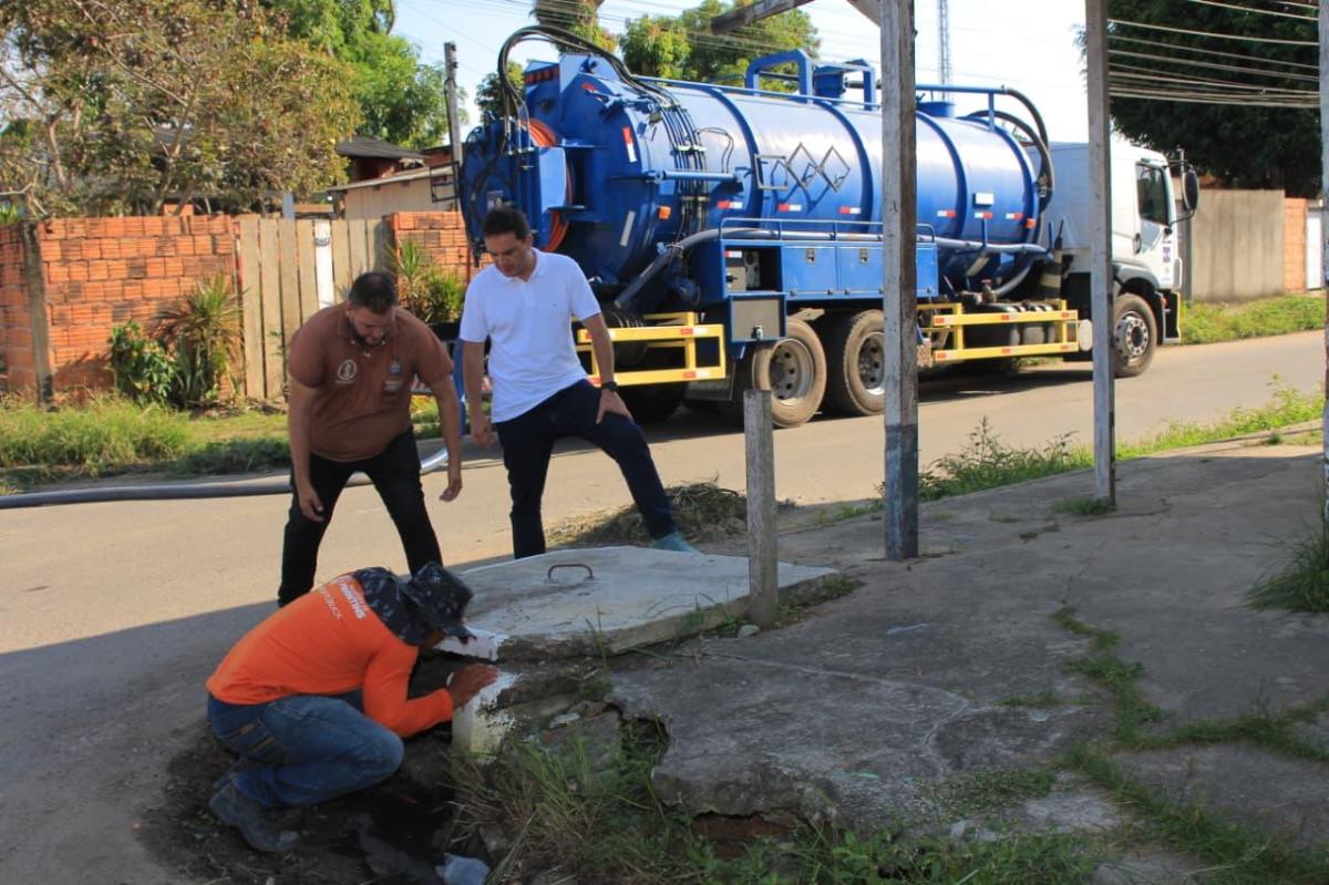 Com apoio de caminhão hidrojato, Parintins intensifica limpeza de bueiros