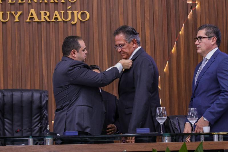 Roberto Cidade destaca contribuições do ministro Mauro Campbell e do juiz Lizandro Garcia para o Judiciário brasileiro, durante outorga da Medalha Ruy Araújo