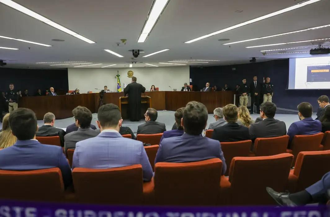 Com voto de Moraes, STF retoma nesta terça julgamento de Bolsonaro