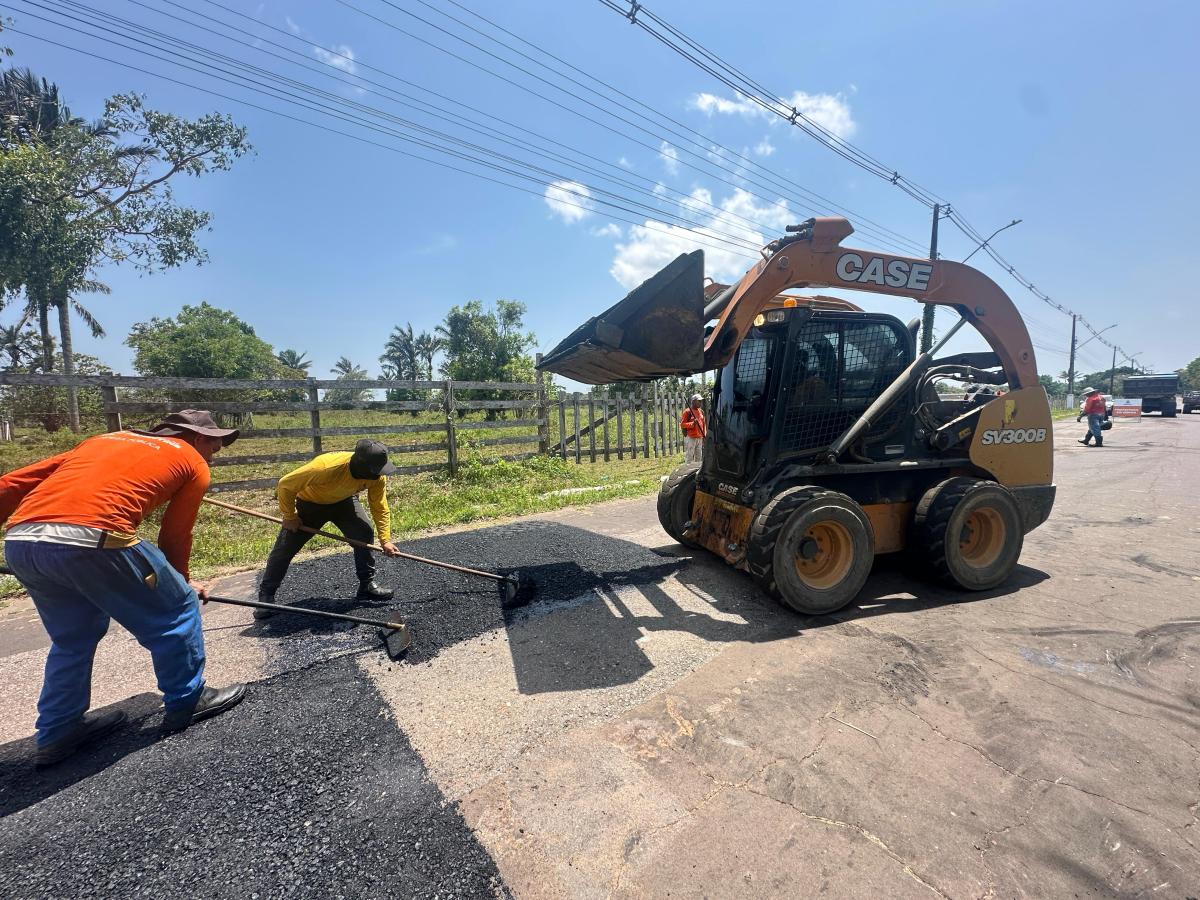 Serviços da recuperação asfáltica avança nas ruas de Parintins