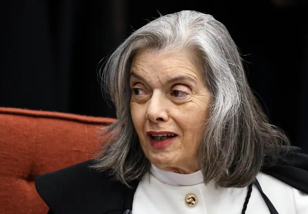 Cármen Lúcia forma maioria pela condenação de Bolsonaro e aliados
