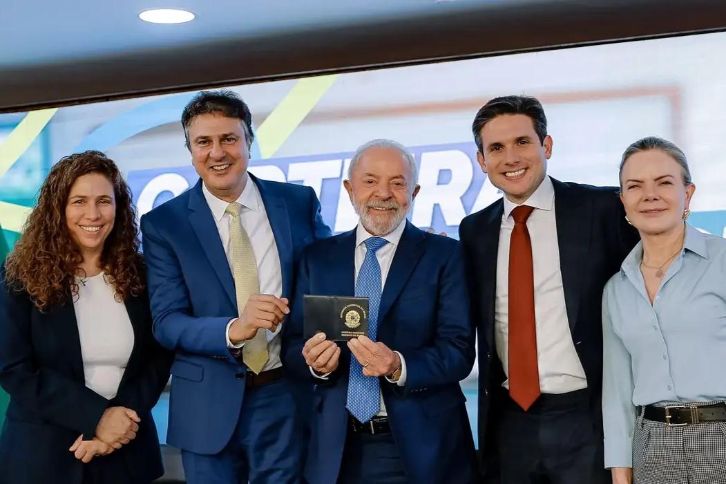 Lula sanciona lei que cria Carteira Nacional do Professor