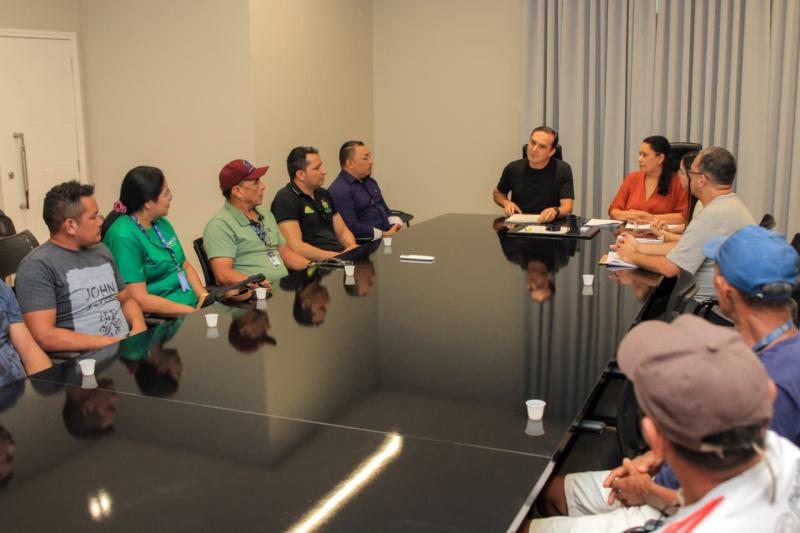 Prefeitura de Parintins entrega títulos definitivos a moveleiros do Distrito Industrial