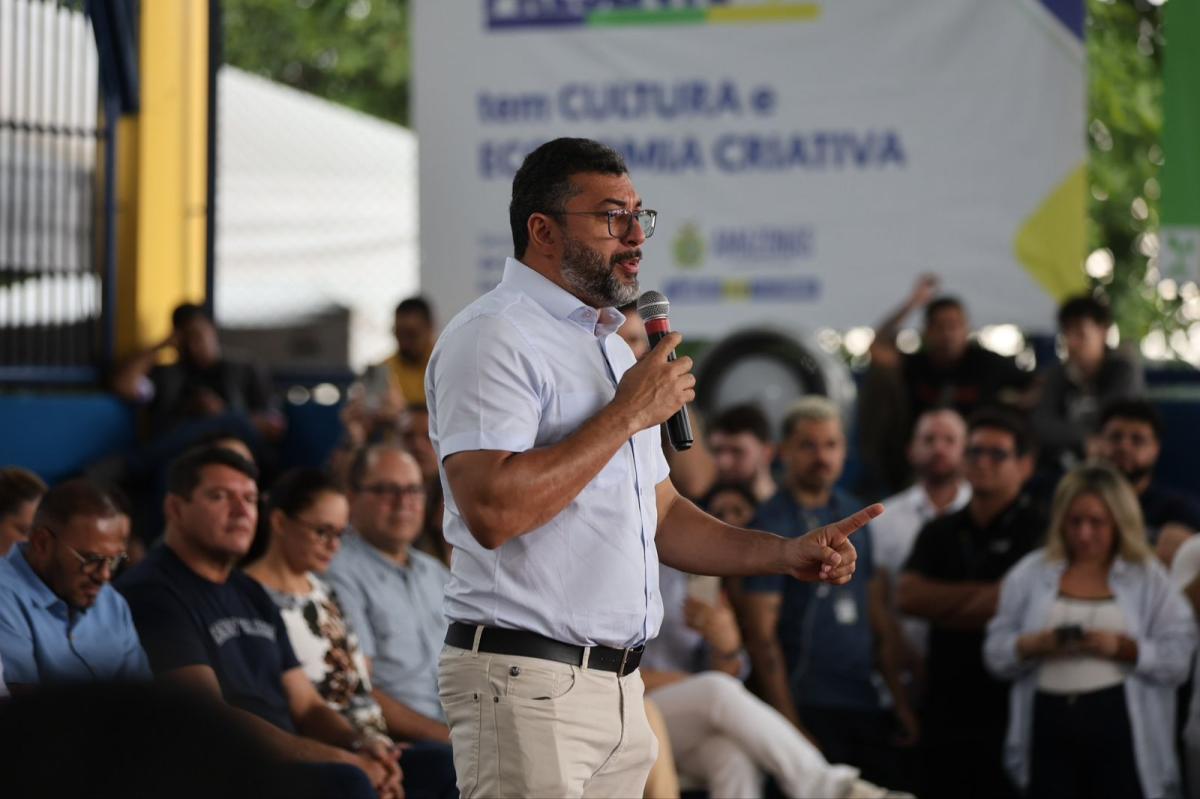 Wilson Lima entrega mais de 500 kits do Programa Dignidade Menstrual