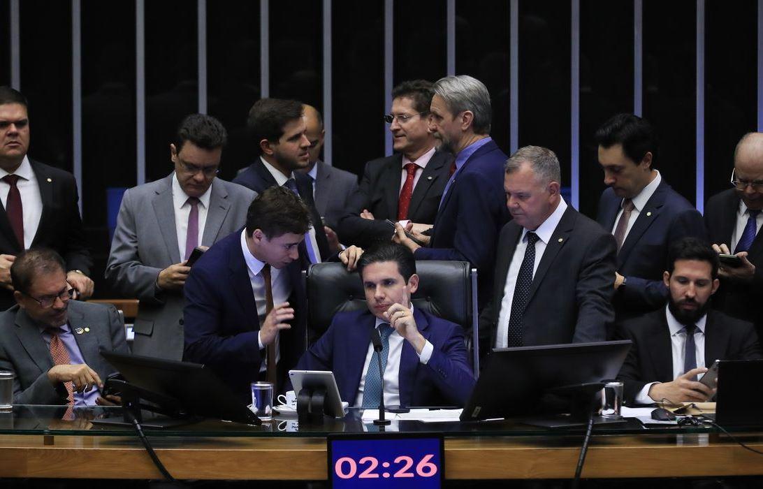 PEC da blindagem é aprovada por deputados e vai ao Senado