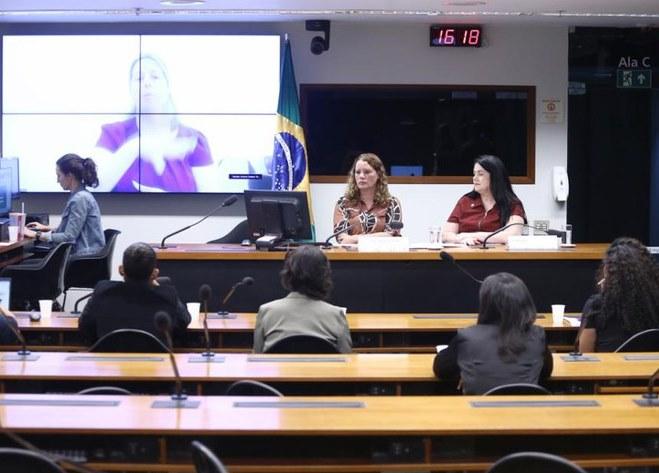 MEC debate obrigatoriedade de Libras na educação básica