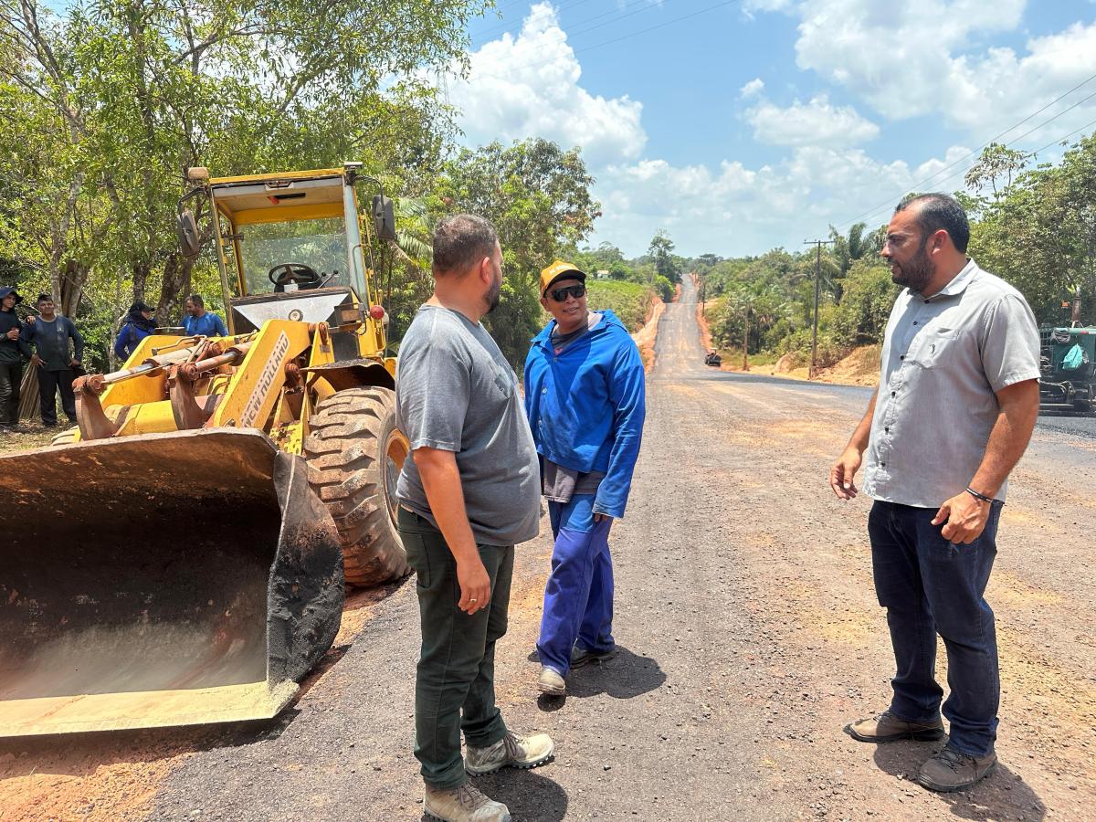 Mais de 14 km de estrada já foram asfaltados na Zona Rural de Parintins