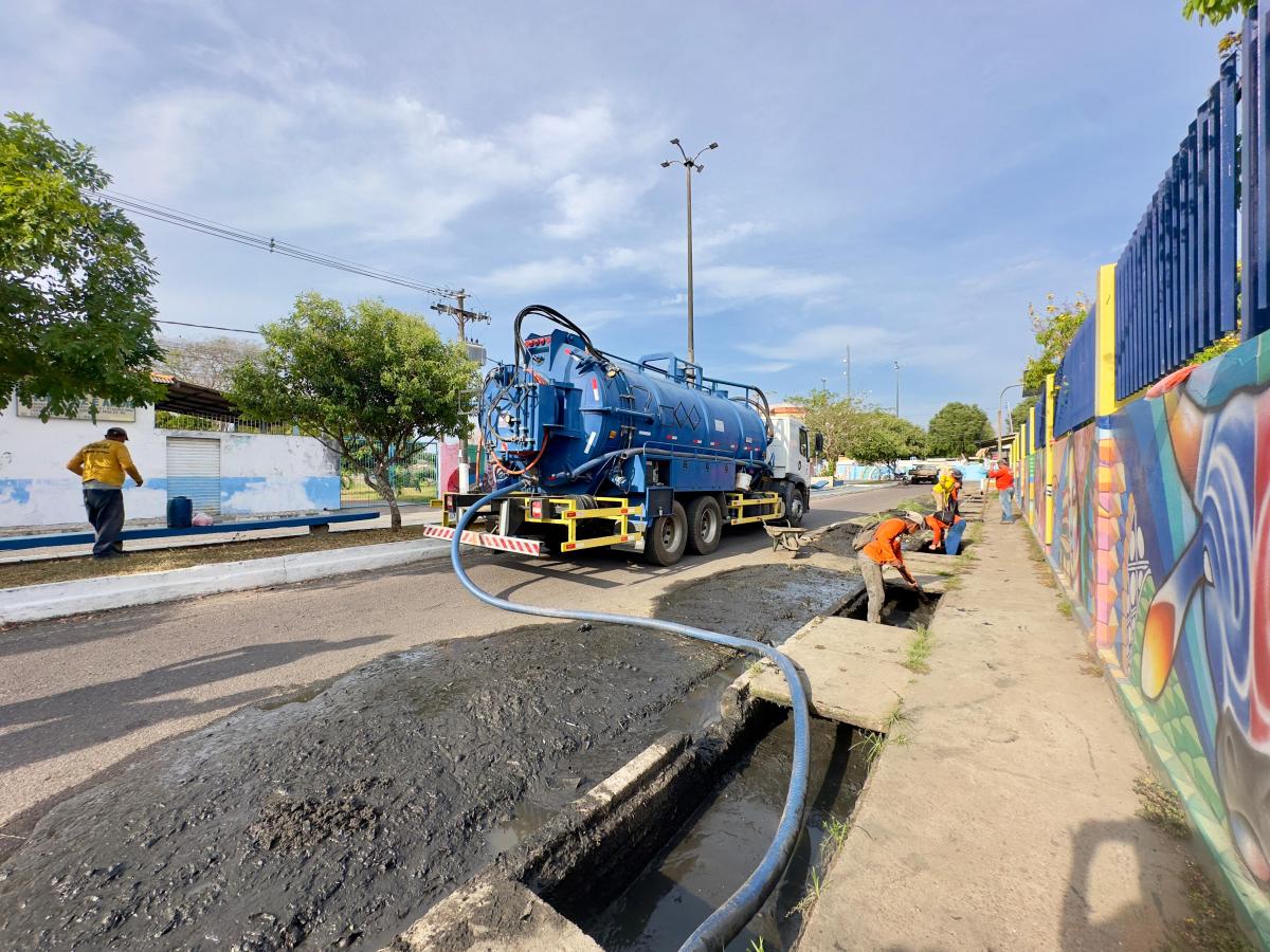 Serviços de drenagem seguem em andamento nos bairros de Parintins