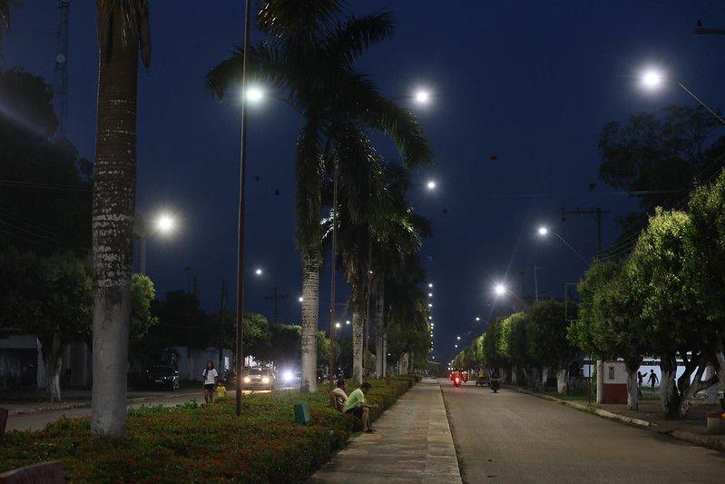 Em Urucurituba, Wilson Lima anuncia obras de recuperação viária e inaugura iluminação de LED