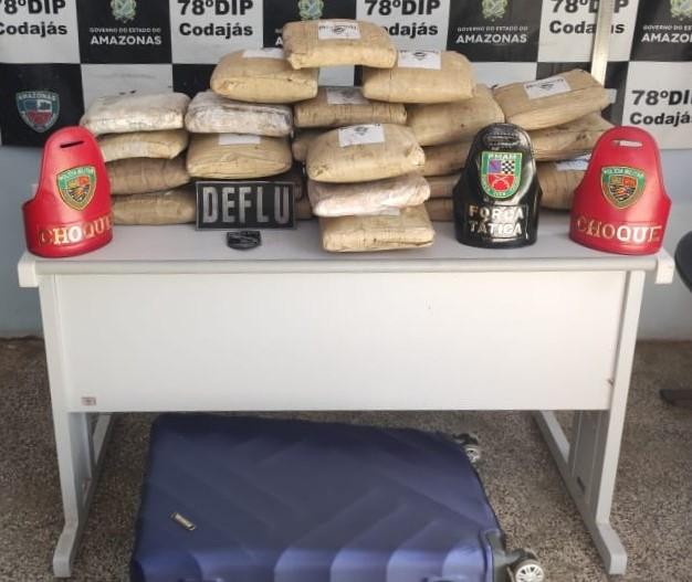Mulher é presa com 25 tabletes de skunk em embarcação