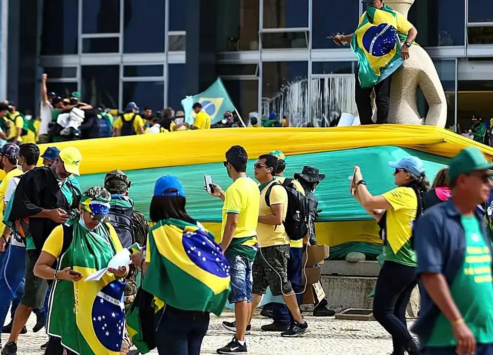 Cientista político vê onda bolsonarista enfraquecida após condenação