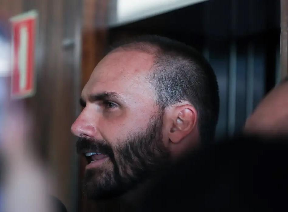 Moraes diz que Eduardo Bolsonaro está nos EUA para fugir da lei