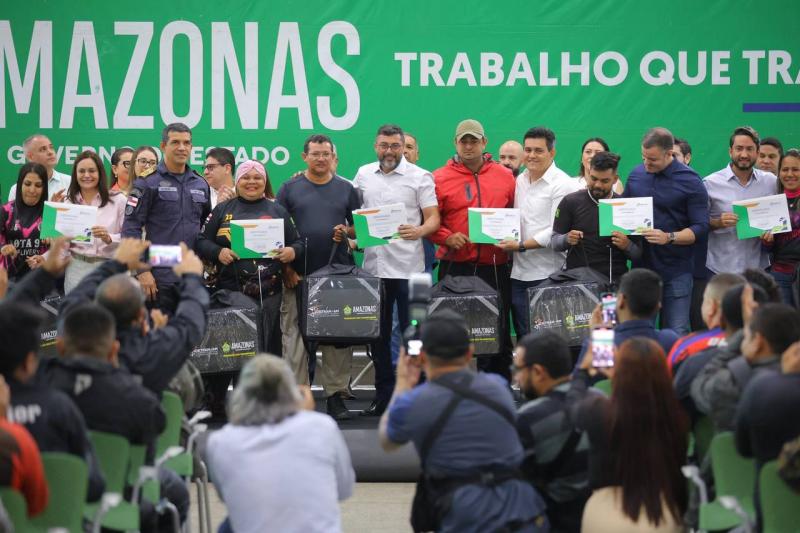 Governador Wilson Lima entrega kits de segurança para motofretistas e lança plataforma de cursos de trânsito EaD