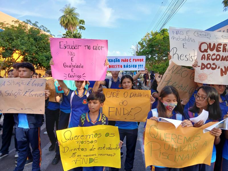 Alunos do Ceti Parintins saem às ruas para cobrar melhorias estruturais para escola