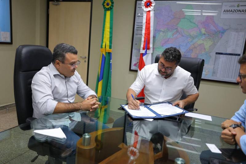 Governador Wilson Lima assina ordem de serviço para obras de pavimentação em Barreirinha