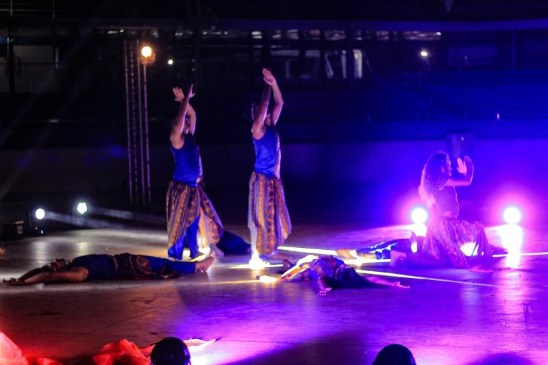 Artista Rogério Cabral transforma o Bumbódromo em espetáculo de luz e dança afroamazônica