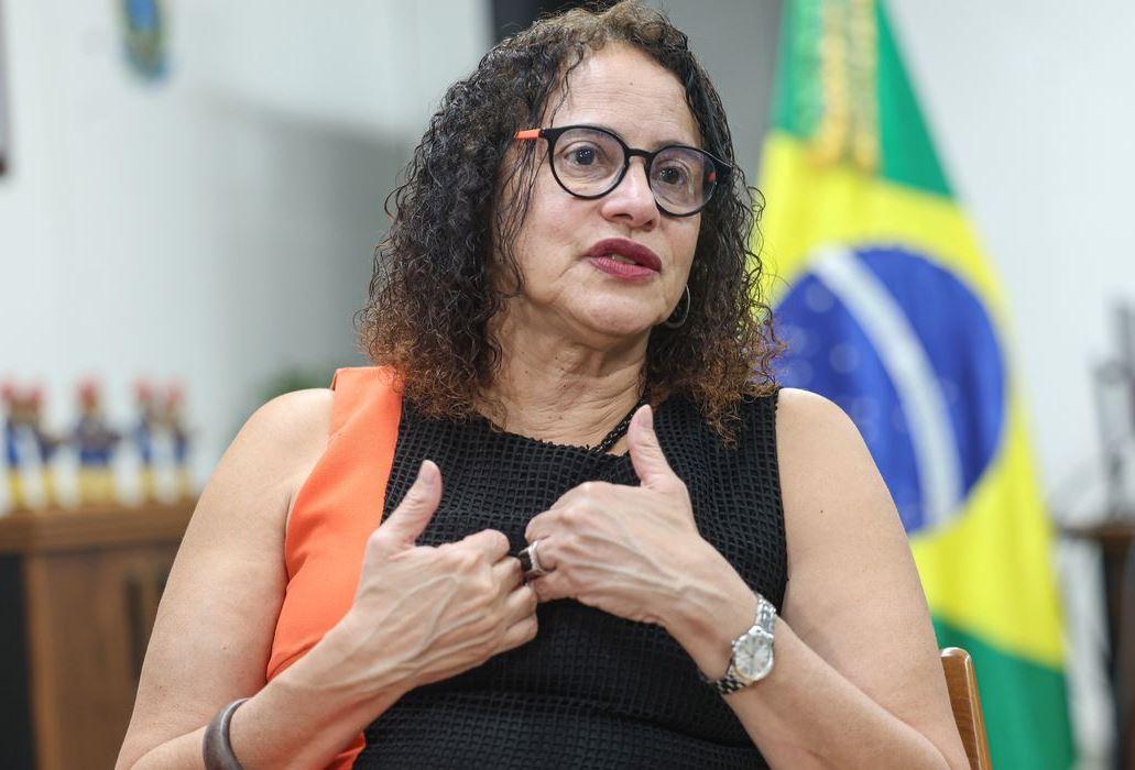 Vacina brasileira de covid fortalece ciência e país, diz ministra