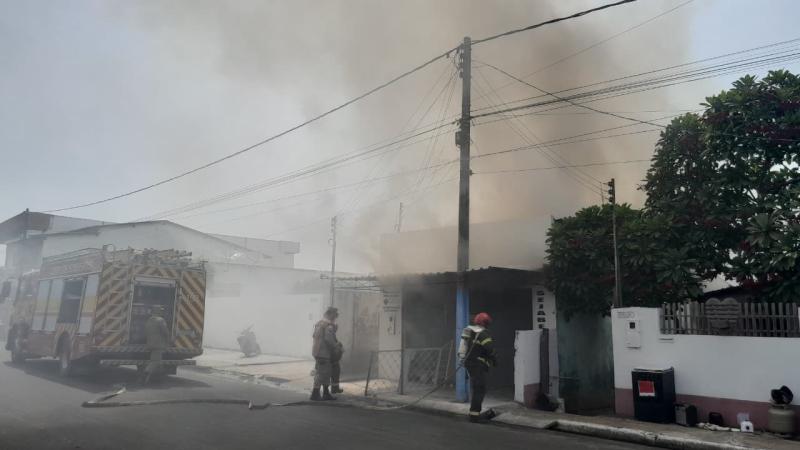 Incêndio destrói residência na Avenida Nações Unidas em Parintins