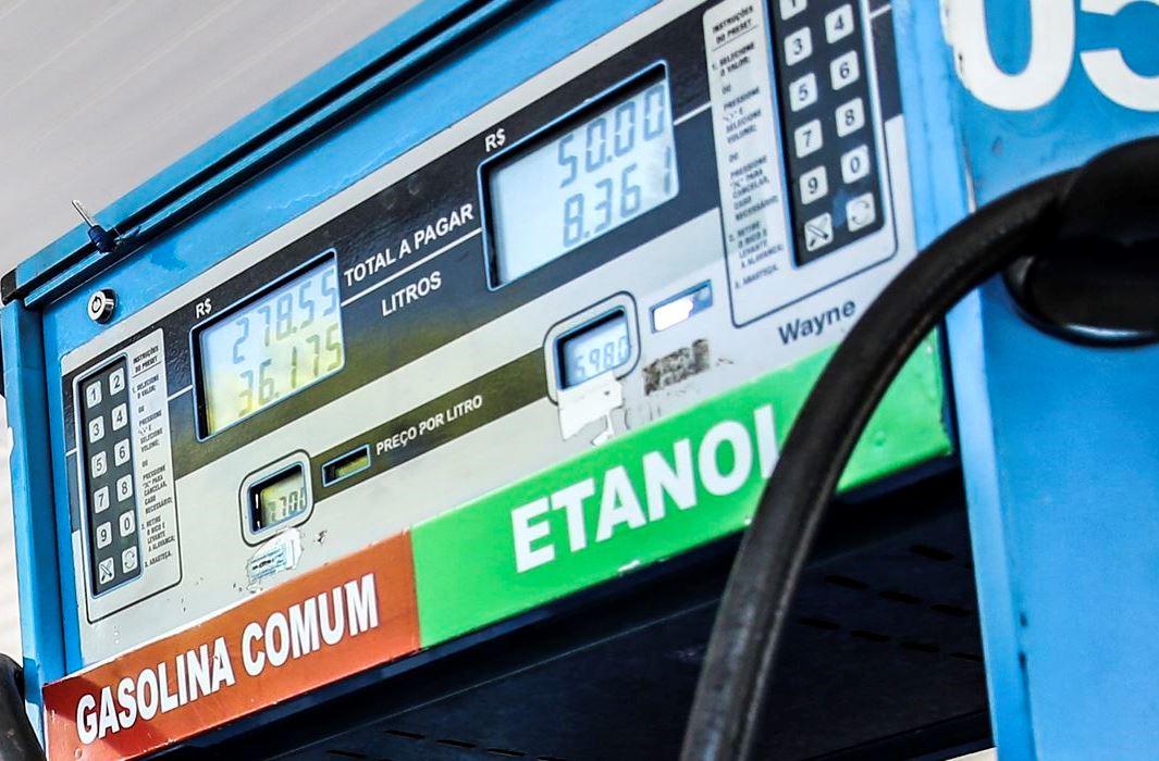 Petrobras reduz preço da gasolina em 4,9% a partir de terça-feira