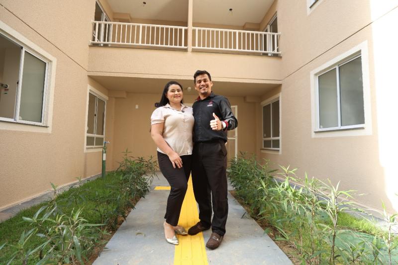 ”É um sonho que conseguimos com o Entrada do Meu Lar”, diz moradora contemplada com o subsídio ao receber as chaves do apartamento