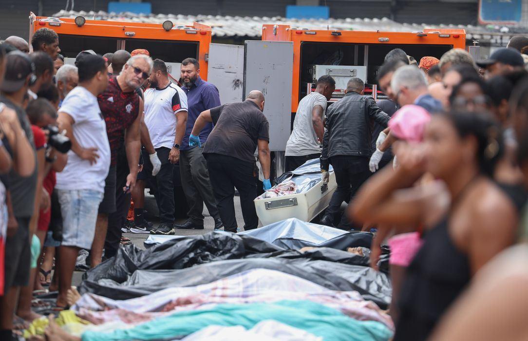 Moradores retiram cerca de 60 corpos em área de mata após operação Moradores retiram cerca de 60 corpos em área de mata após operação