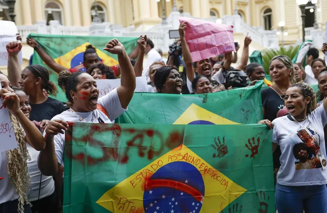 Moradores do Alemão e da Penha protestam contra mortes em operação Moradores do Alemão e da Penha protestam contra mortes em operação