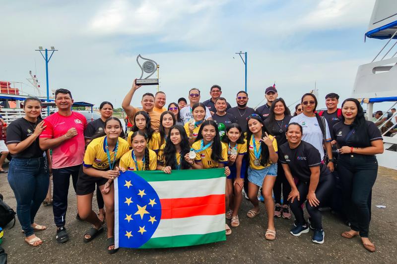 Handebol feminino, vice-campeão no JEBS, é recebido com festa em retorno a Parintins Handebol feminino, vice-campeão no JEBS, é recebido com festa em retorno a Parintins