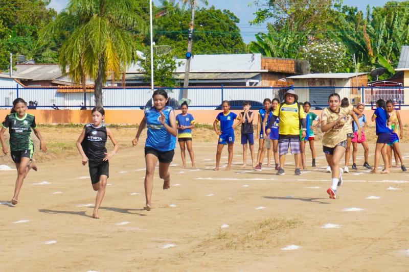 Mais de 300 atletas da zona rural participam dos Jogos Escolares de Parintins